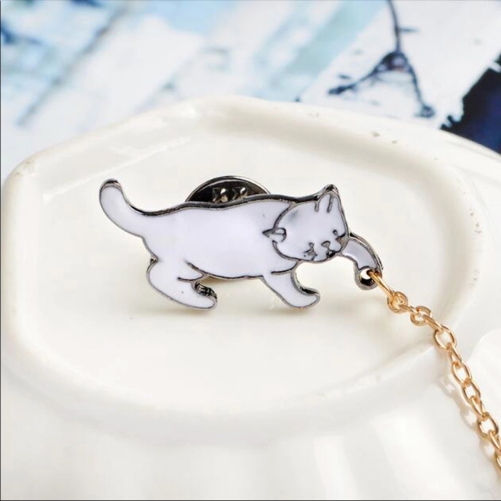 NEW CAT PLAYING ENAMEL PIN - Picture 4 of 5